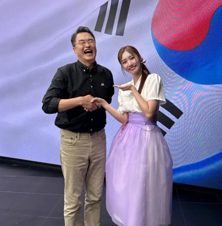 LCK主持尹秀彬晒照：在工作中相遇
