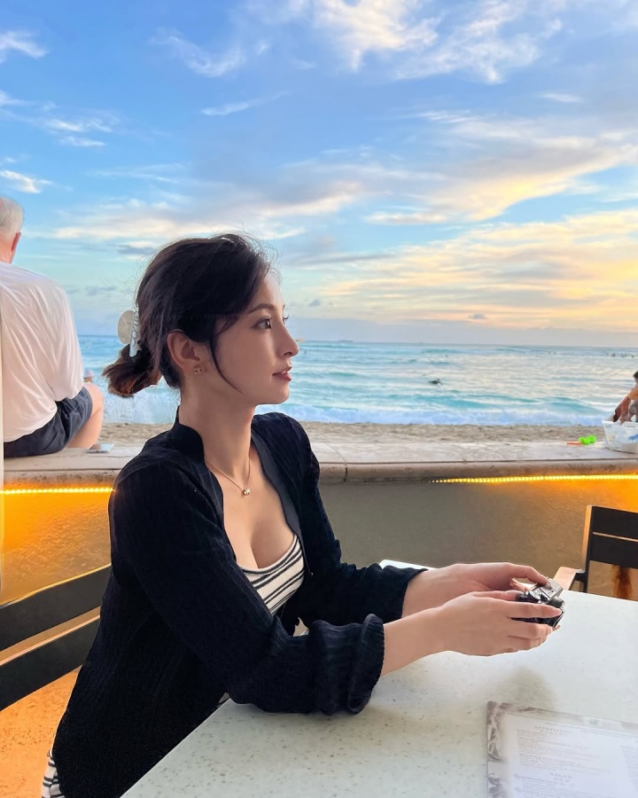 [日本]女大三，抱金砖！日本国脚堂安律的妻子晒婚礼照，幸福无比(图5)