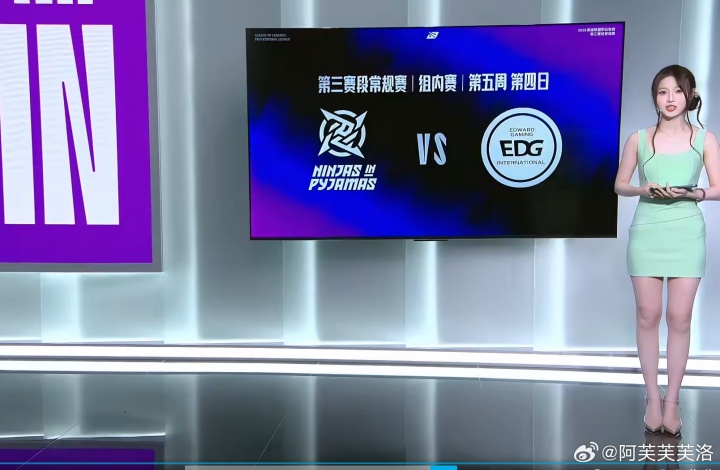 互动主持阿芙晒照：今天是优雅的蒂芙尼 也可以是羽毛球胶