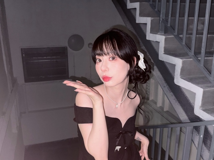 好腿😍解说甄一一晒照：光速下班来了