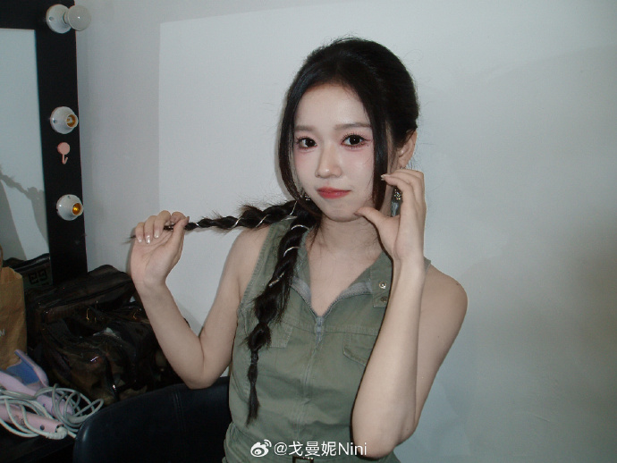 无畏契约主持戈曼妮Nini晒照：熟练掌握公式拍照姿势