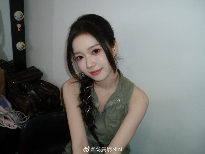 无畏契约主持戈曼妮Nini晒照：熟练掌握公式拍照姿势