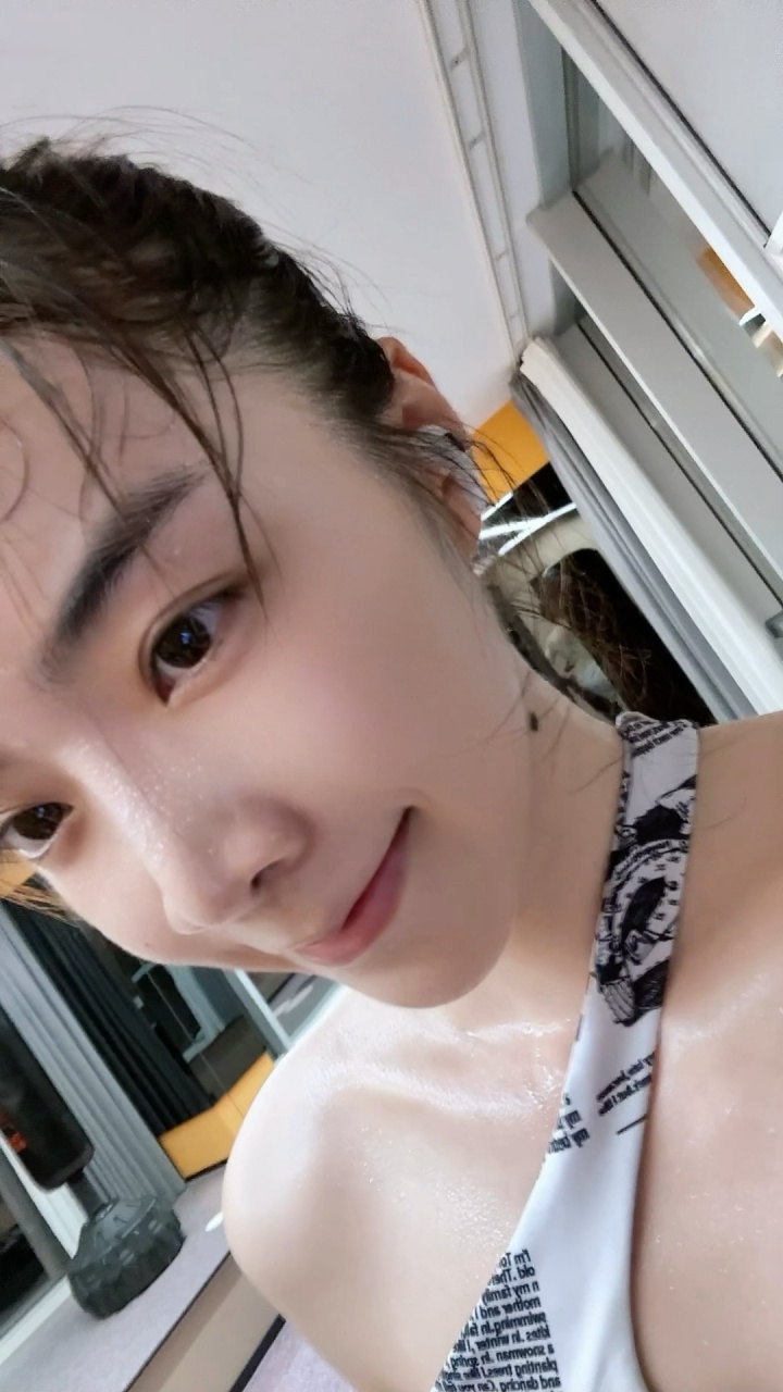 运动强度这么大？余霜晒照香汗淋漓：别有一番滋味