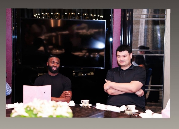 【有道理嘛?】杰伦-布朗赠送姚明签名球鞋 明日将出战2025姚基金慈善赛(图2)