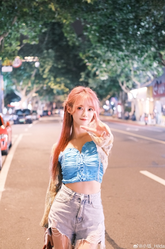 又是羡慕Rookie的一天！小钰晒照：快要热——化掉了