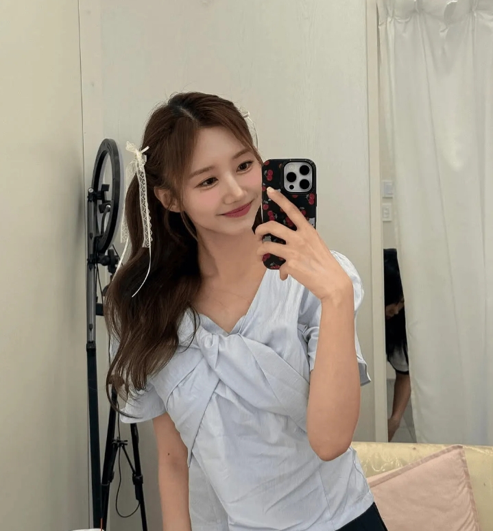 LCK官方主持尹秀彬晒照:可爱派~