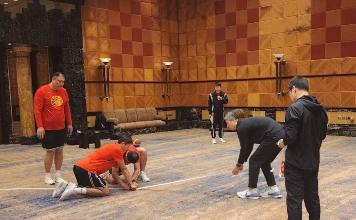 中国男篮决赛日没时间赶往场馆训练 在酒店用胶布贴了个临时球场