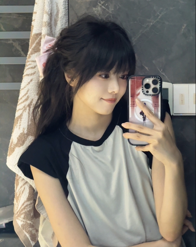 主持骆歆更博晒照：昨天都没人注意到我背后的头花 ！！ 回家专门拍了一张