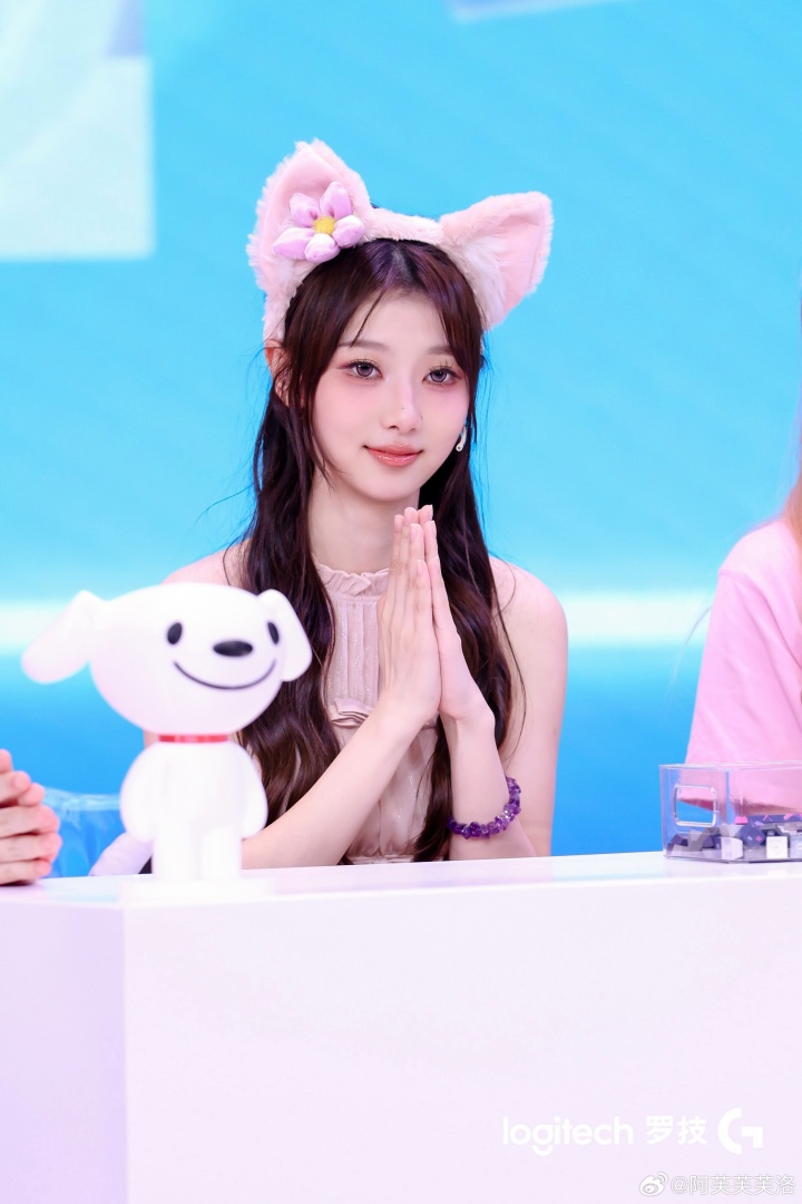 谁家明星出街了[表情]？美女主持阿芙晒照：长腿撩人 电眼夺魄