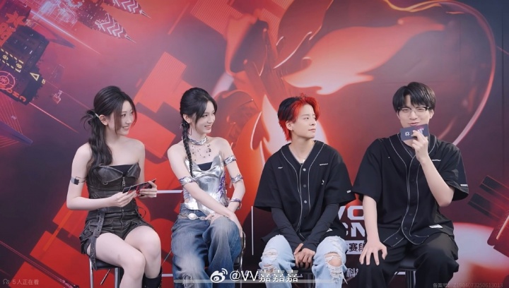 周也真的太权威！VV晒出合照：小也真的好小一张脸