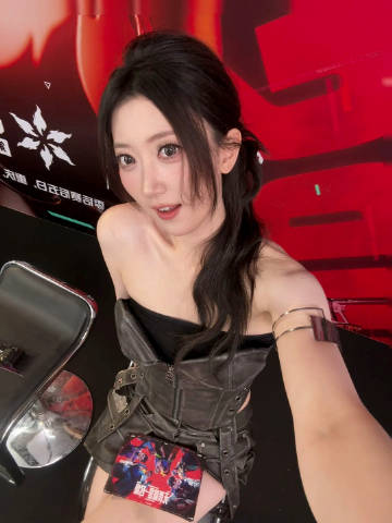 周也真的太权威！VV晒出合照：小也真的好小一张脸