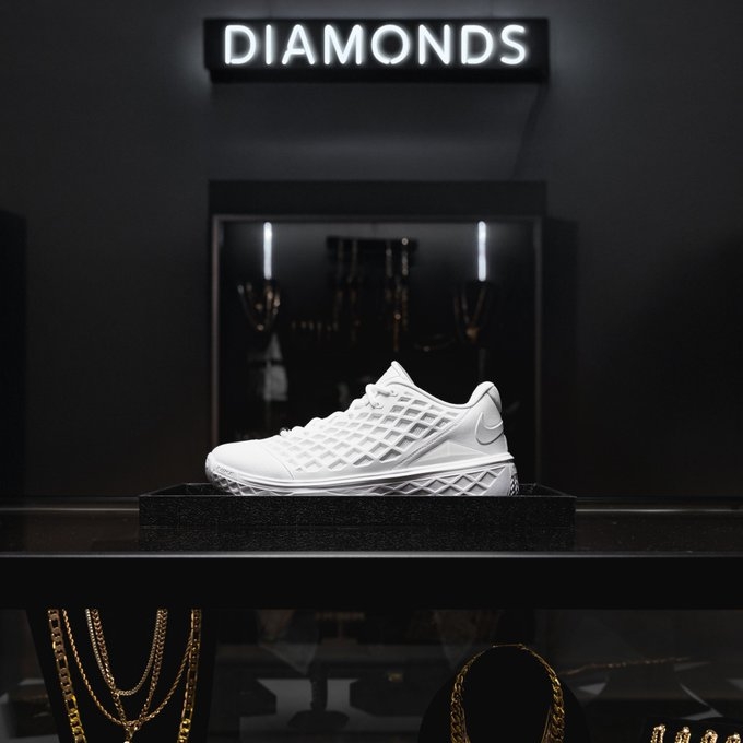 老科的礼物！NIKE官宣将于明年推出KOBE 3 Protro Low