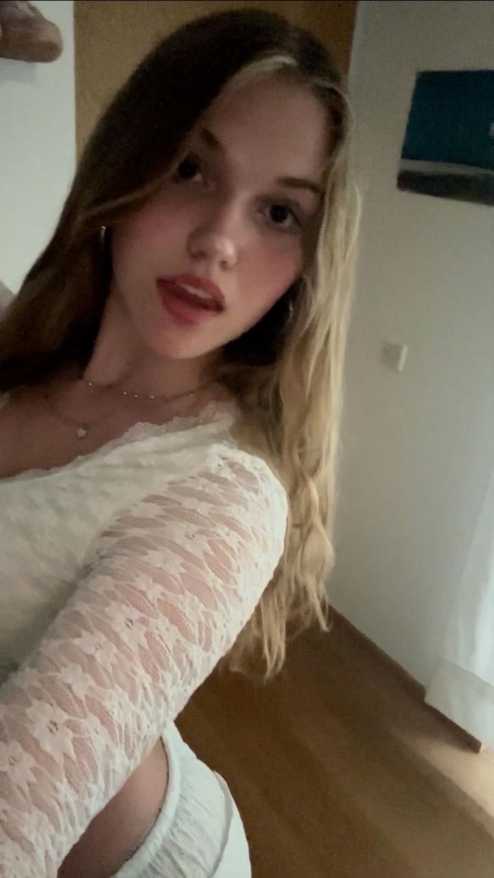 【球盟会】兄真喜！❤司机与侄女拍手势舞获赞超百万爆红 后者身份神秘