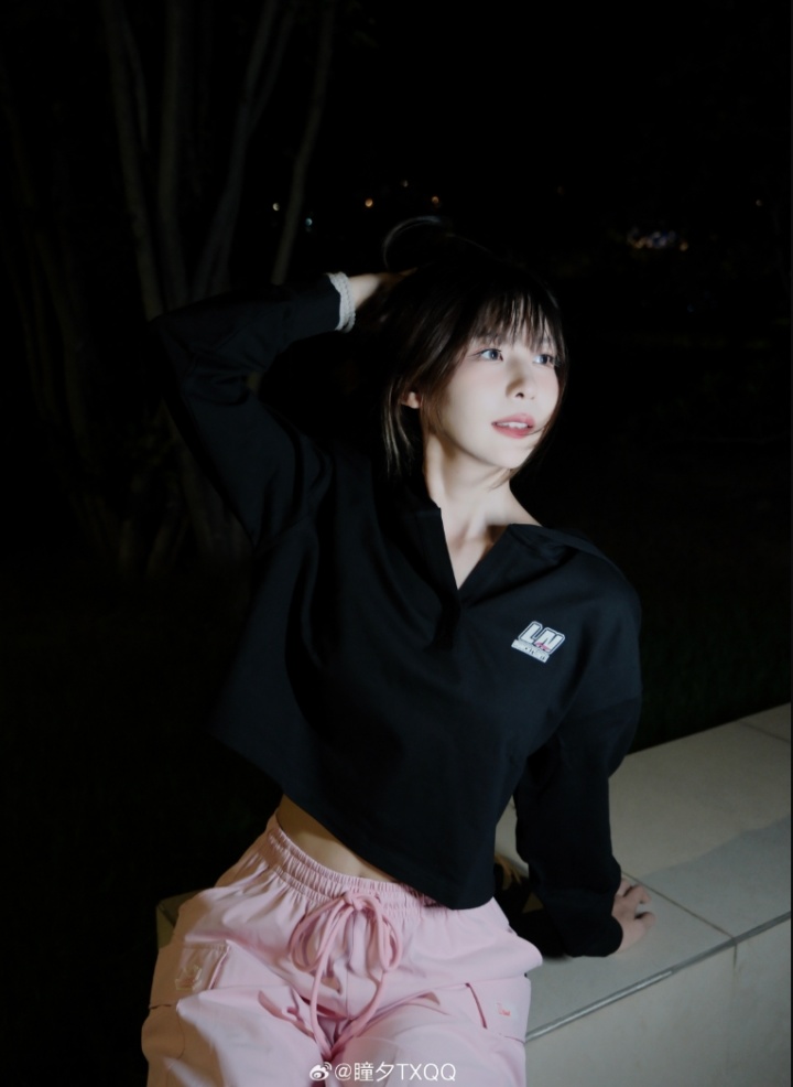兮夜一定很爱😍瞳夕晒照：重返校园时光 看看我的新运动服