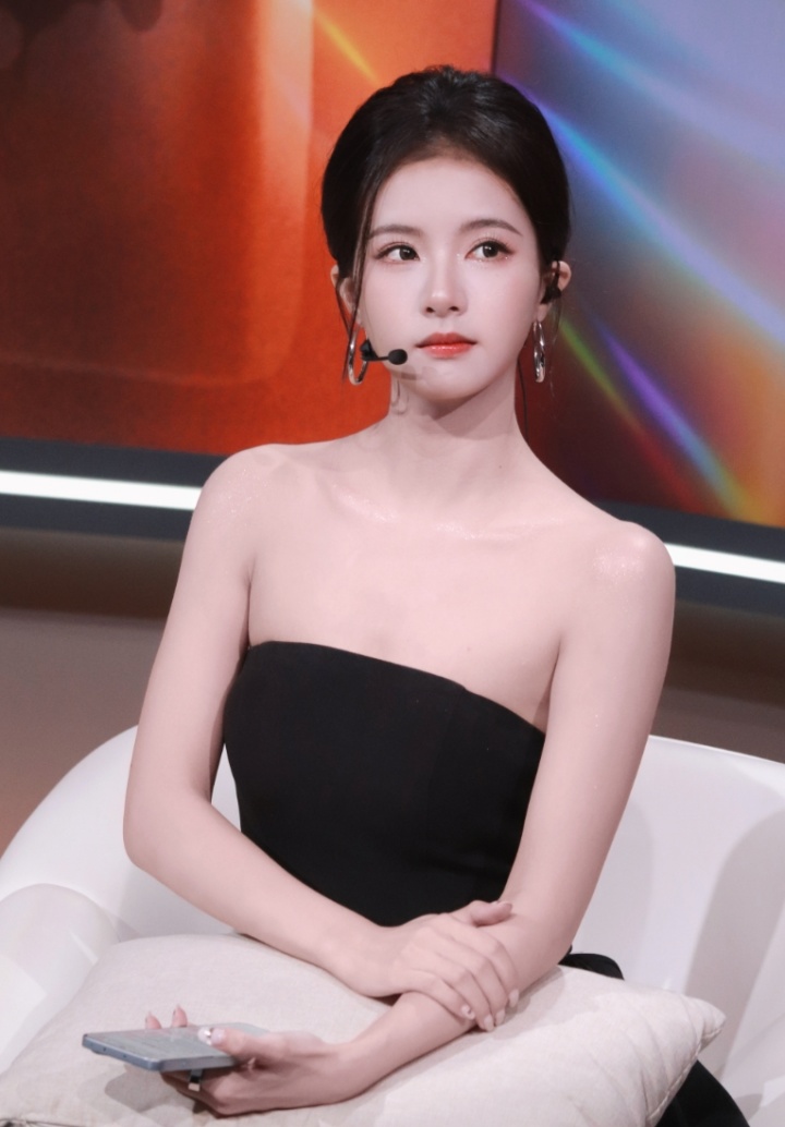 高级！PEL解说方游晒照：黑色抹胸连衣裙 更显肤白