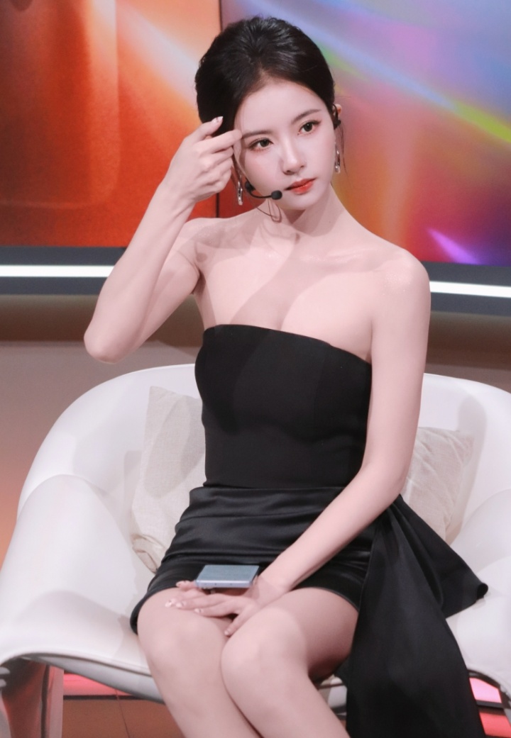 高级！PEL解说方游晒照：黑色抹胸连衣裙 更显肤白