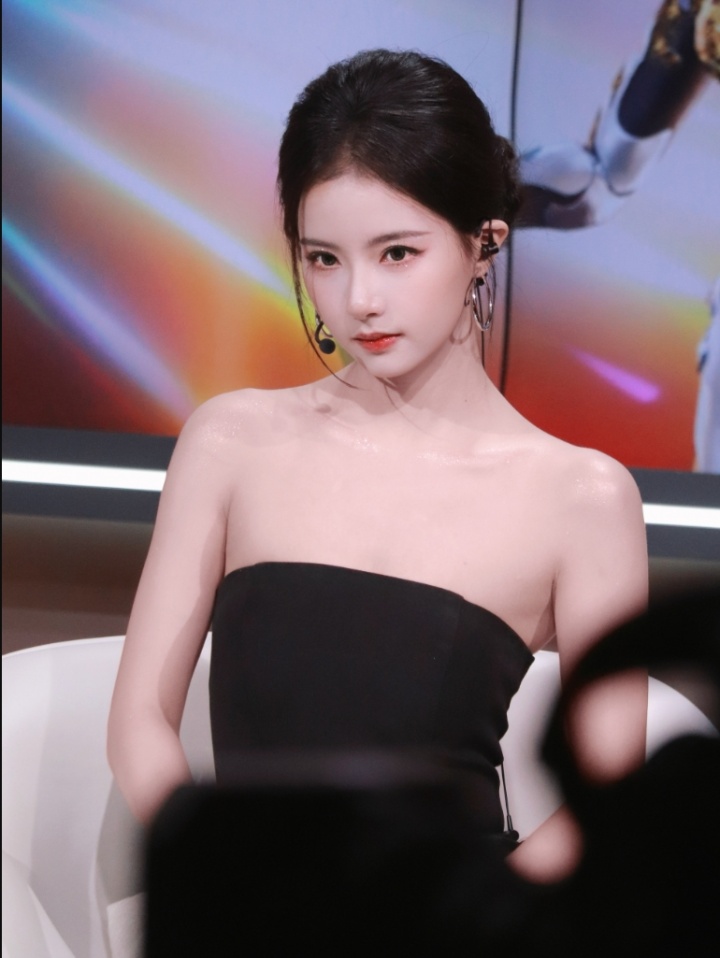高级！PEL解说方游晒照：黑色抹胸连衣裙 更显肤白