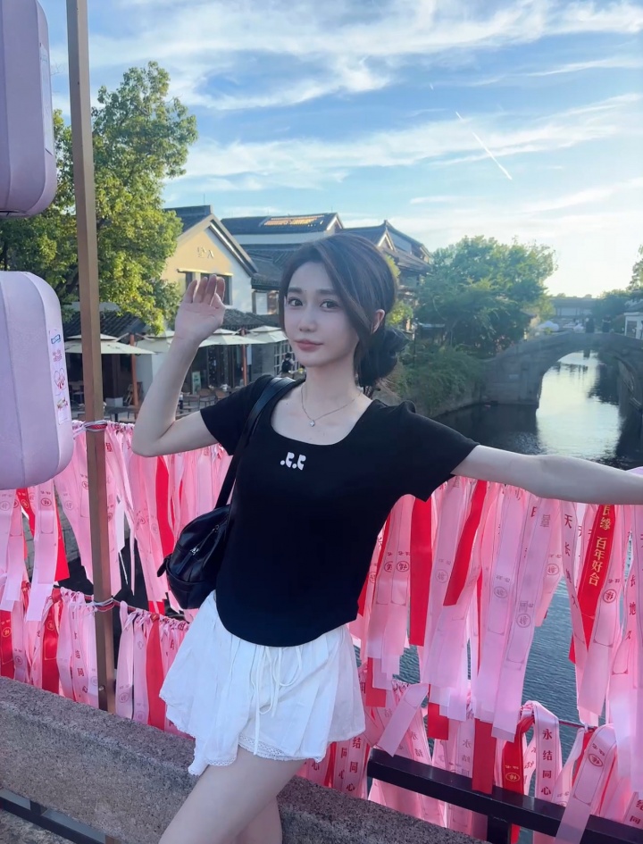 主持小悠珊珊晒游玩照：3̾8̾ ℃ 的游客照