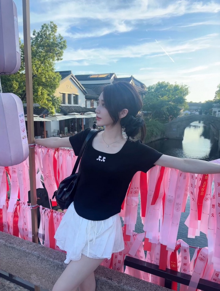 主持小悠珊珊晒游玩照：3̾8̾ ℃ 的游客照