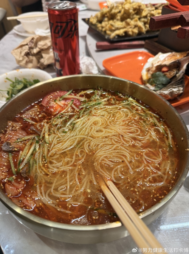 晋级季后赛八强！糖小幽晒与Doinb吃宵夜美照！