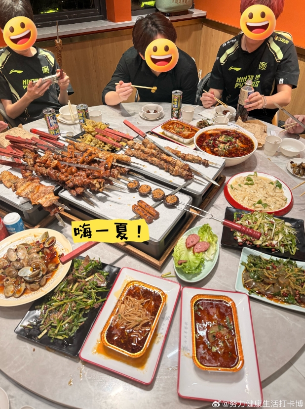 晋级季后赛八强！糖小幽晒与Doinb吃宵夜美照！