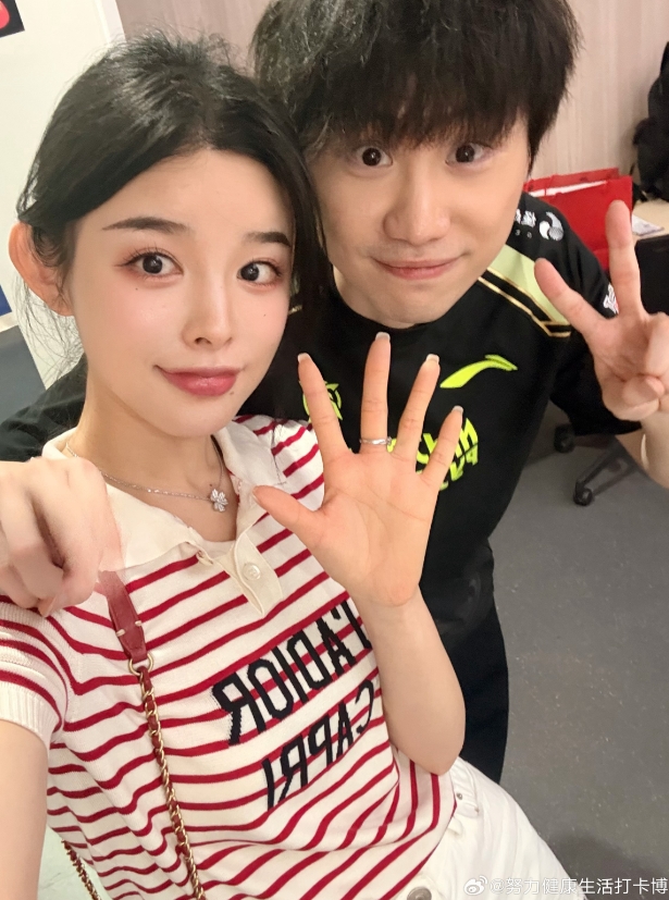 晋级季后赛八强！糖小幽晒与Doinb吃宵夜美照！