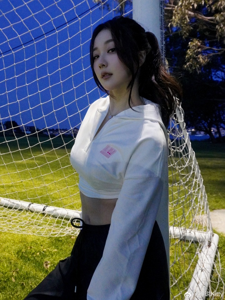 前LPL解说Kitty更博晒运动造型：记得心情不好就出门跑一跑～