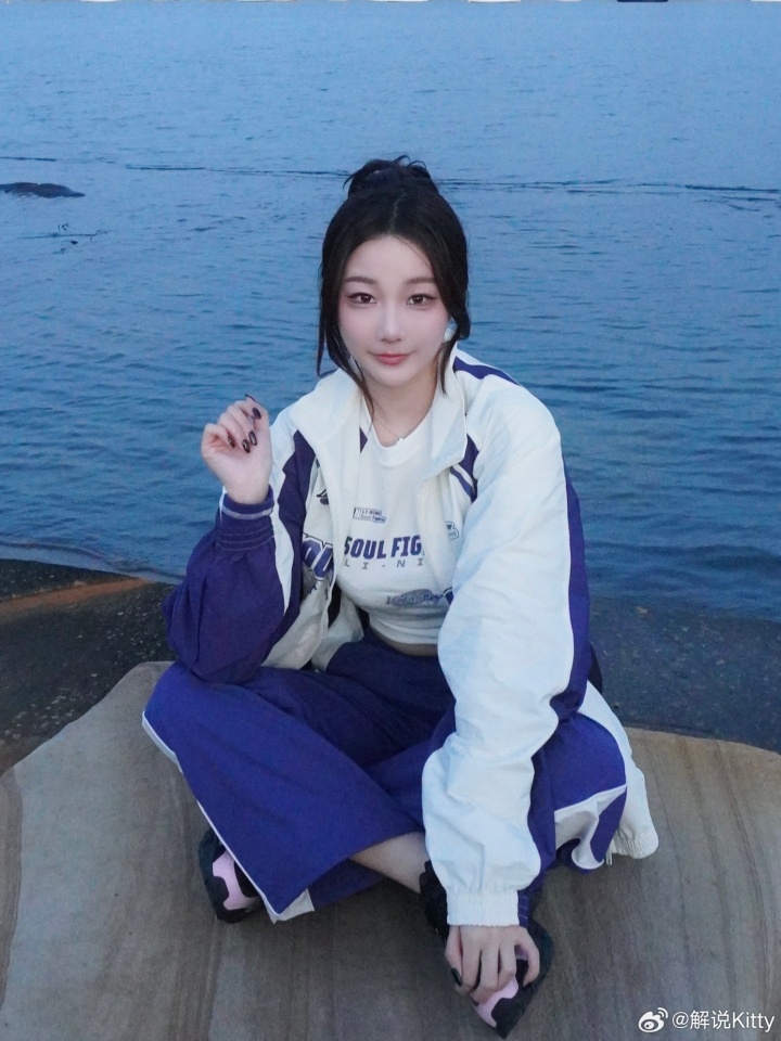 前LPL解说Kitty更博晒运动造型：记得心情不好就出门跑一跑～
