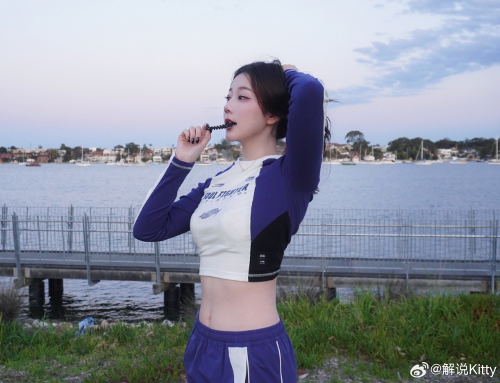 前LPL解说Kitty更博晒运动造型：记得心情不好就出门跑一跑～