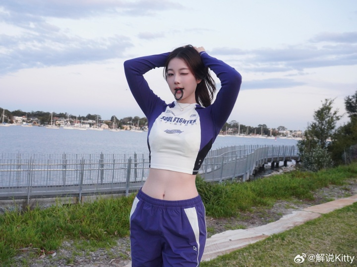 前LPL解说Kitty更博晒运动造型：记得心情不好就出门跑一跑～