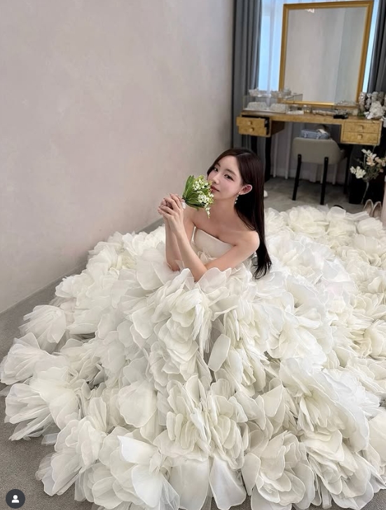PUBG美女主持郭敏善晒照：成为韩国国脚宋旼奎未婚妻之后更有韵味了！
