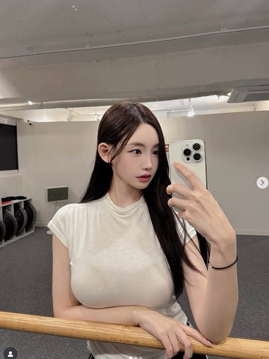 PUBG美女主持郭敏善晒照：成为韩国国脚宋旼奎未婚妻之后更有韵味了！