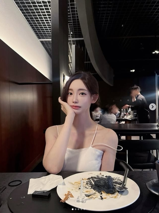 PUBG美女主持郭敏善晒照：成为韩国国脚宋旼奎未婚妻之后更有韵味了！