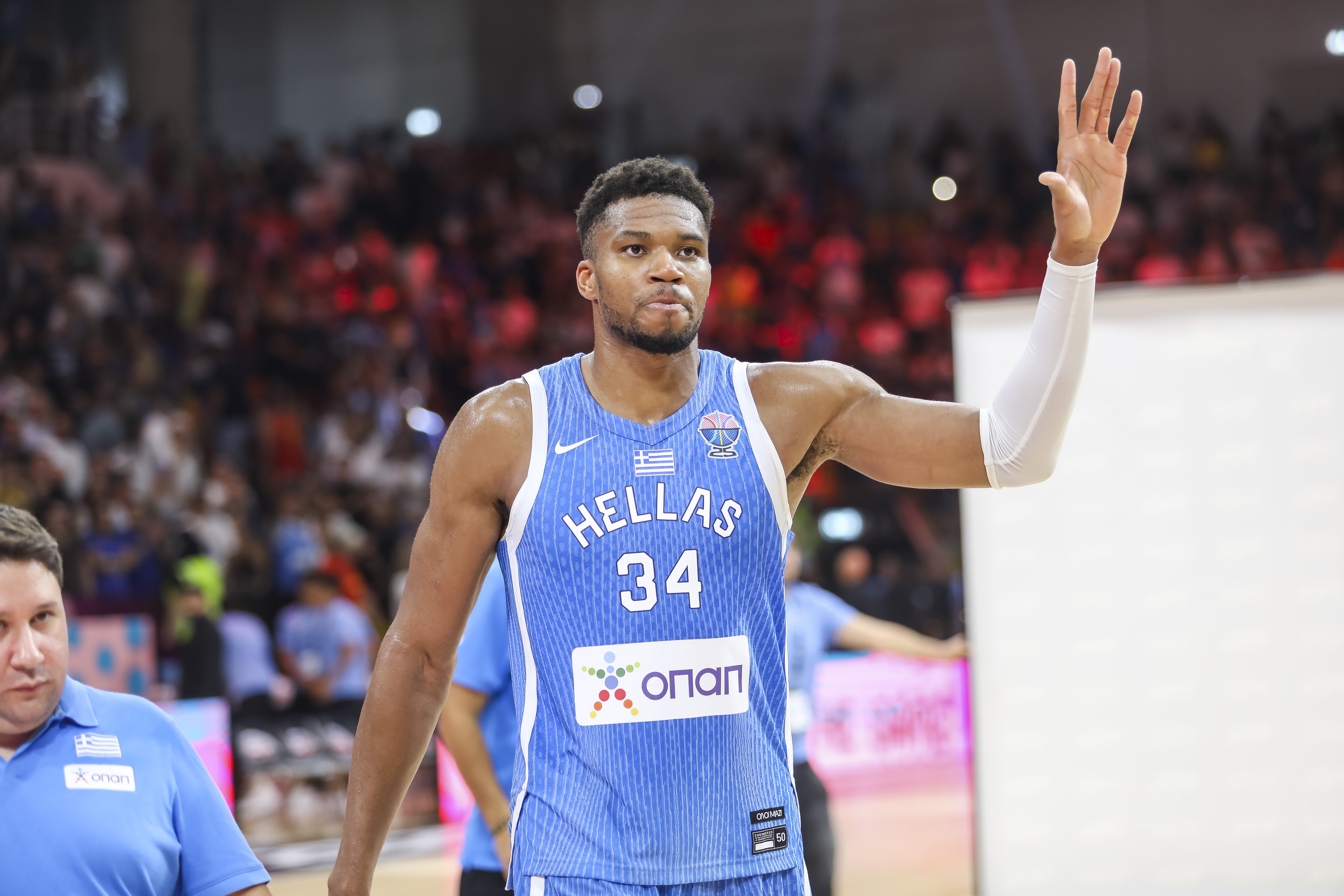 多西：字母哥太有统治力了 他在FIBA和NBA都无法被阻挡！