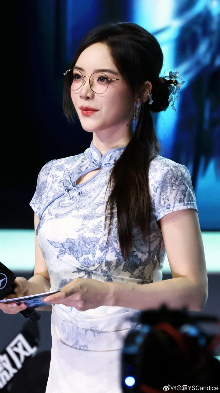 女主持人余霜晒出深圳季后赛工作照：青花瓷旗袍显露国风韵味~