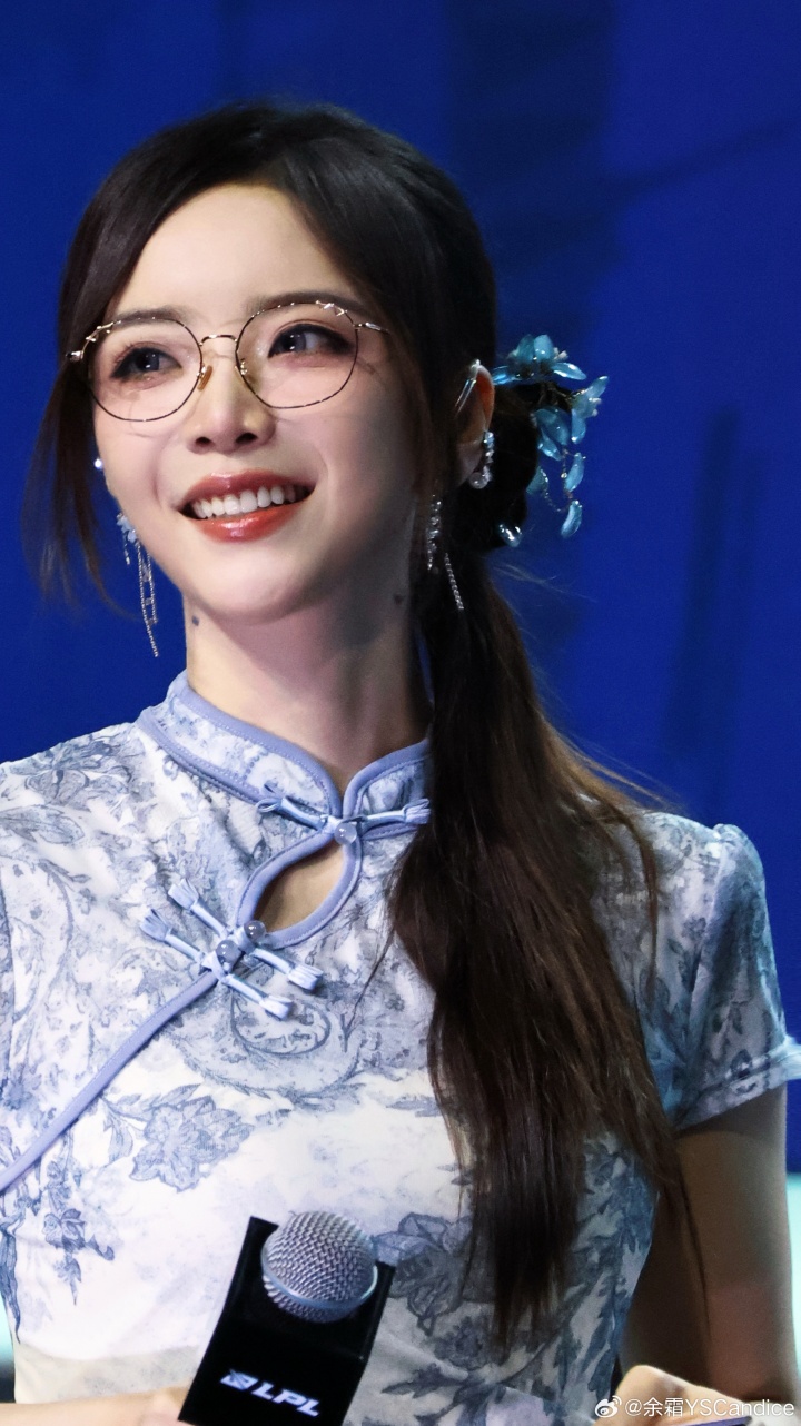 女主持人余霜晒出深圳季后赛工作照：青花瓷旗袍显露国风韵味~