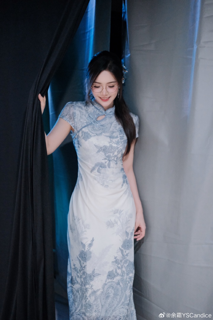 女主持人余霜晒出深圳季后赛工作照：青花瓷旗袍显露国风韵味~