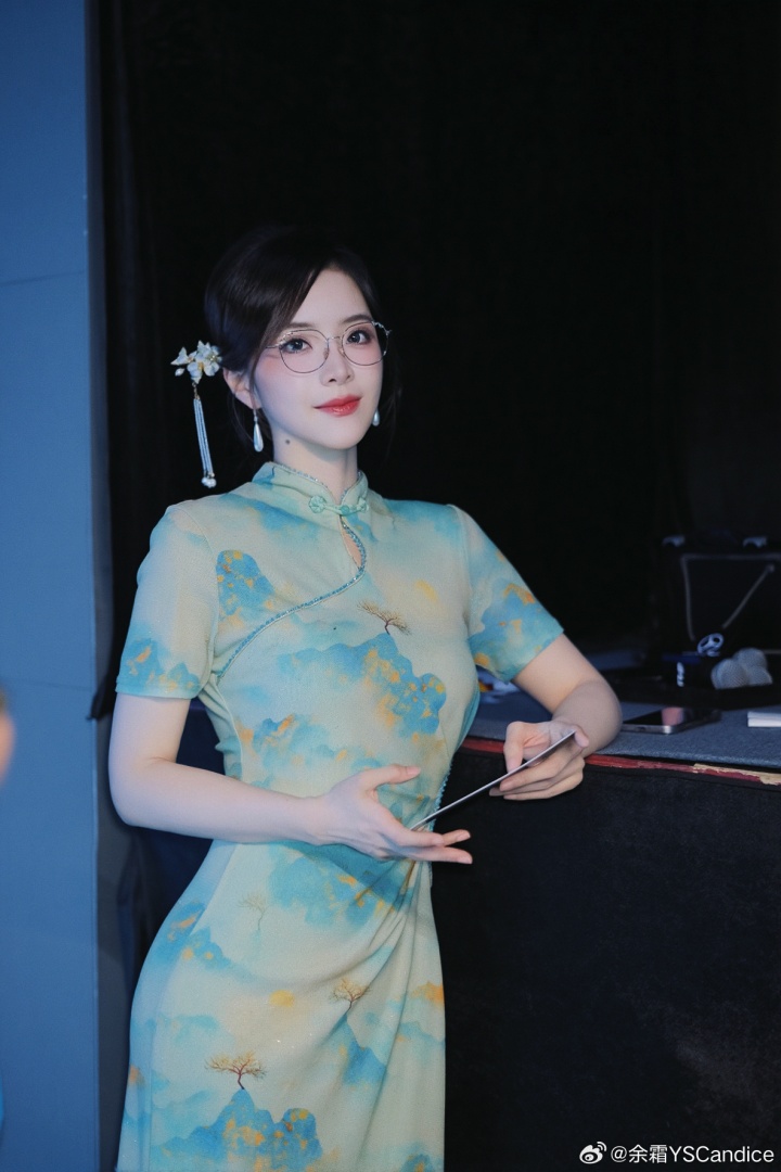 余霜晒出深圳现场工作照：依旧旗袍~前凸后翘梨形身材😍