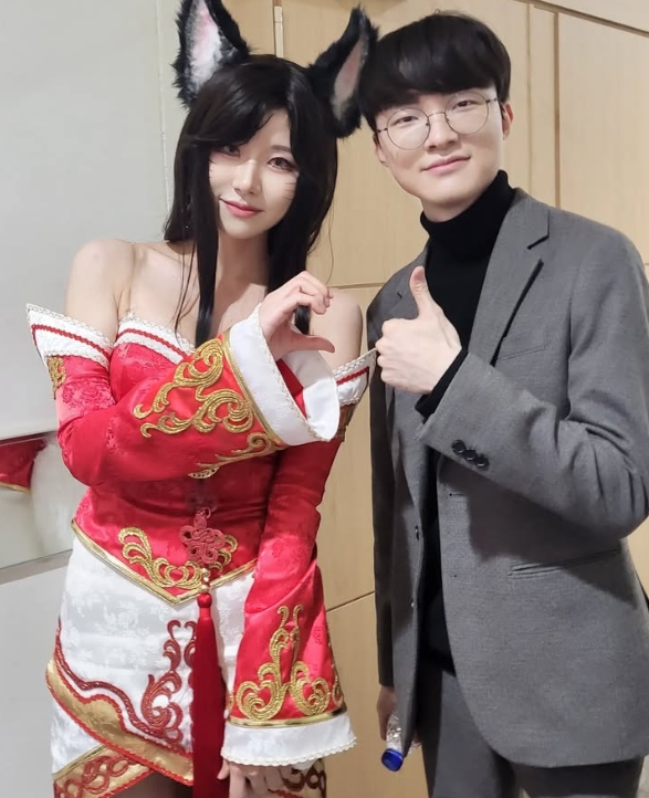 李总看了直接点赞！Faker美女粉丝近照：💙🖤