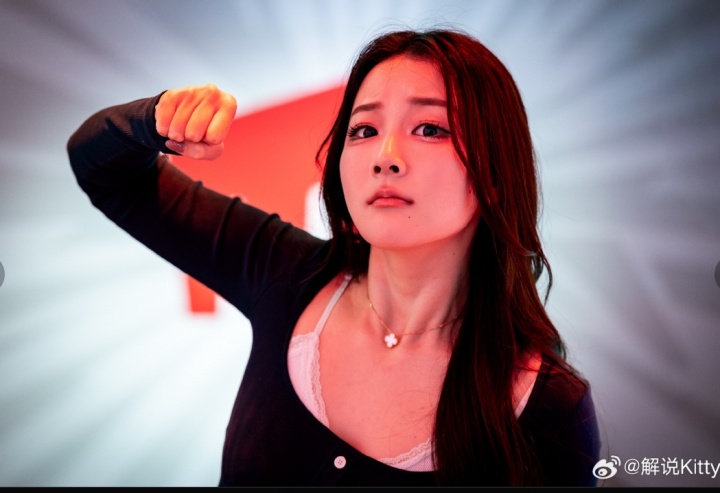 前LPL英文解说Kitty晒照：嗨LEC～ 👊( ◡̀_◡́)