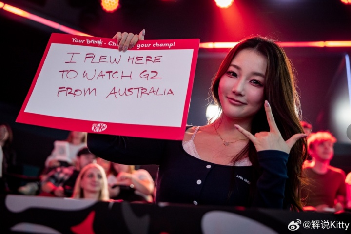 前LPL英文解说Kitty晒照：嗨LEC～ 👊( ◡̀_◡́)