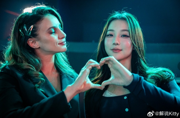 前LPL英文解说Kitty晒照：嗨LEC～ 👊( ◡̀_◡́)