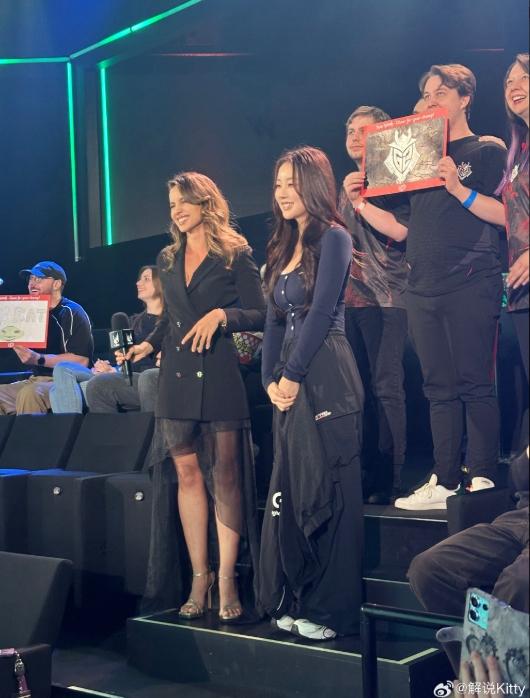 前LPL英文解说Kitty晒照：嗨LEC～ 👊( ◡̀_◡́)