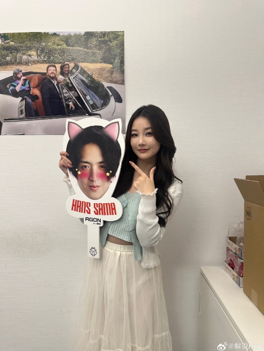 前LPL英文解说Kitty晒照：嗨LEC～ 👊( ◡̀_◡́)