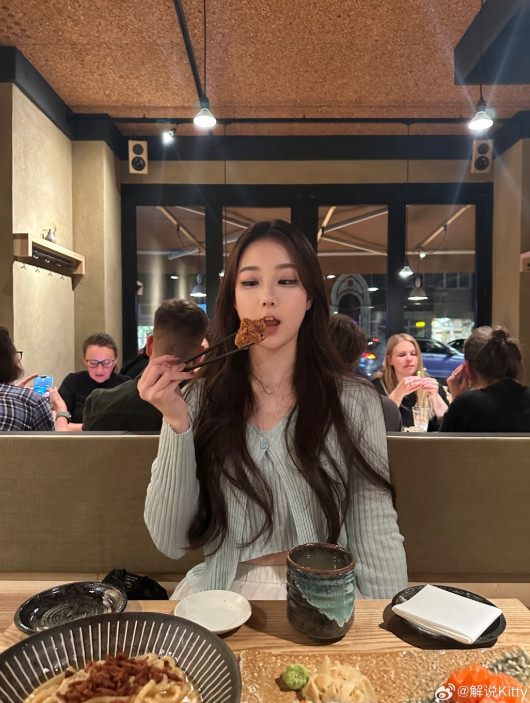 前LPL英文解说Kitty晒照：嗨LEC～ 👊( ◡̀_◡́)