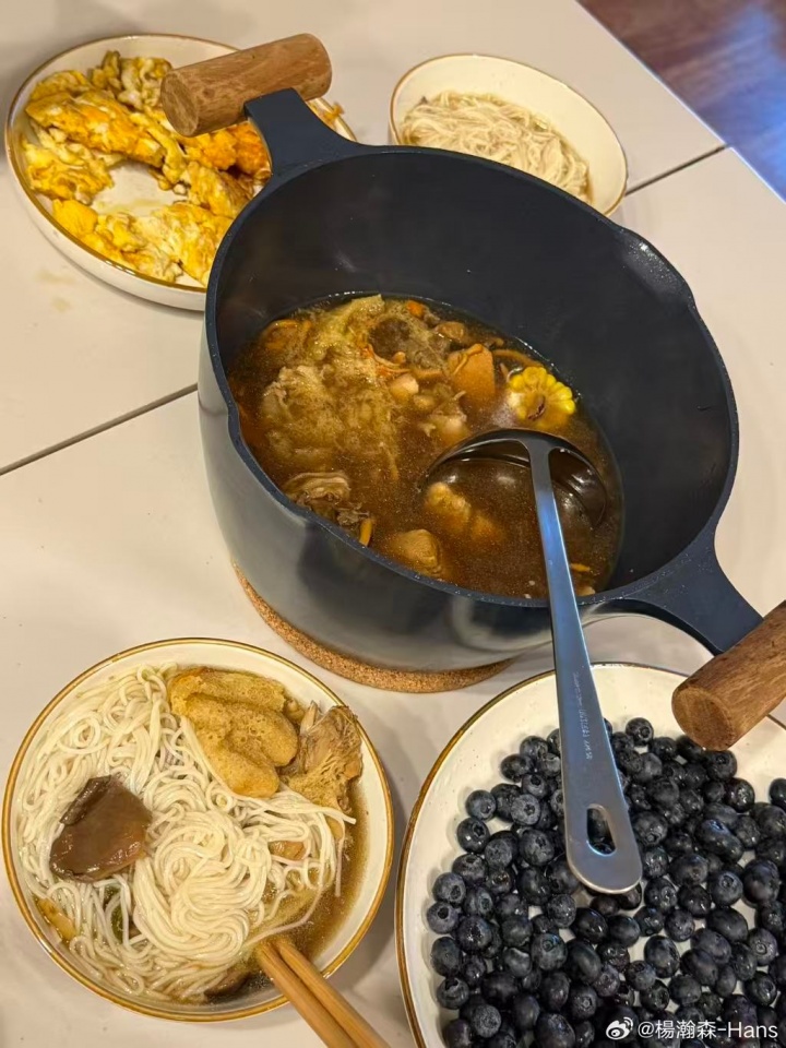 【球盟会】自己动手丰衣足食！杨瀚森晒中国菜配文：🍳家的味道