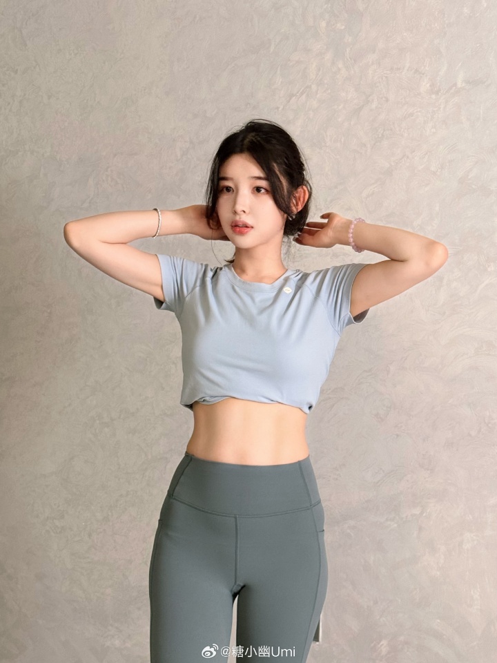 糖小幽晒出身材美照：给大家表演一个用头倒立吧~~~