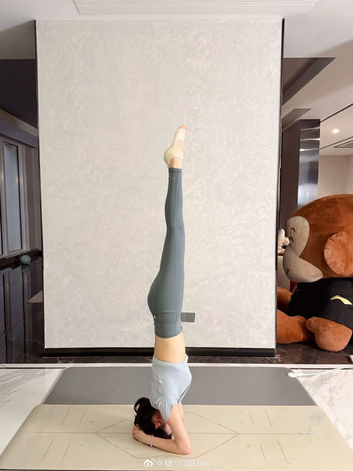 糖小幽晒出身材美照：给大家表演一个用头倒立吧~~~