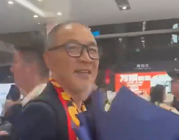 【QY球友会】将接手重庆铜梁龙!重庆广电晒视频:张外龙已抵达江北国际机场