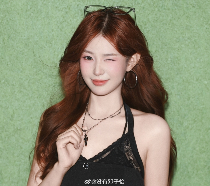 Meiko稳住道心！女友没有邓子怡晒照：黑色蕾丝吊带十分诱人